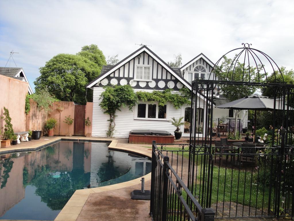 English Tudor House Hamilton Ruang foto